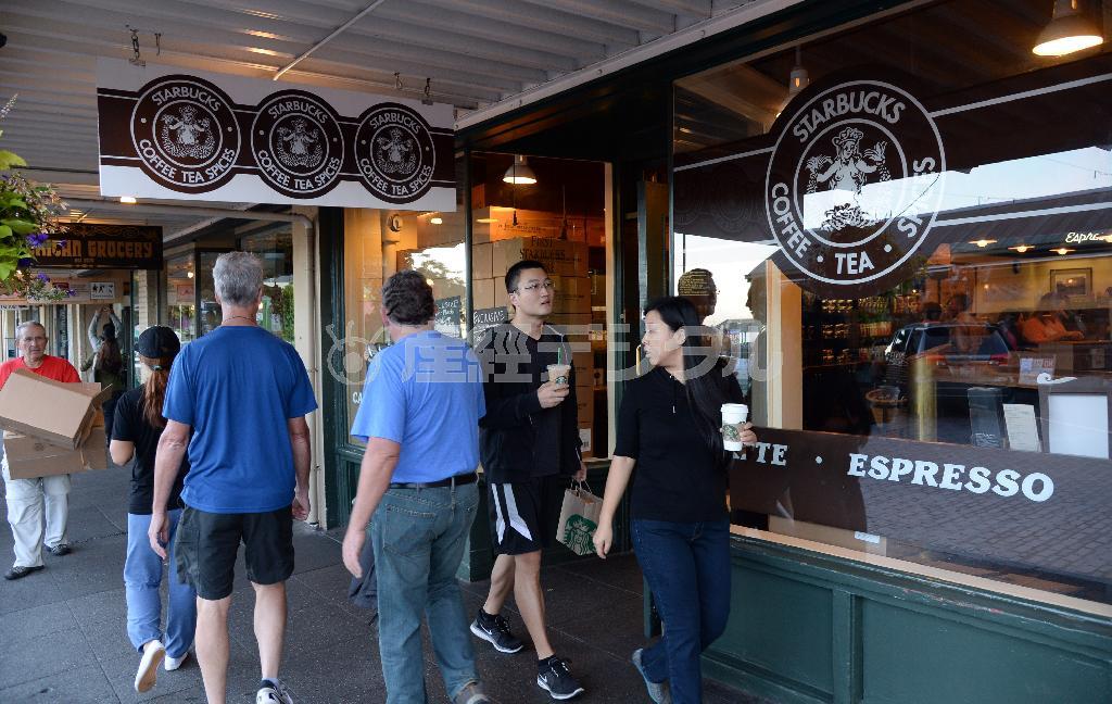 パイク・プレイス・マーケットにあるスターバックスカフェの１号店。１号店ならではのこだわりの外観だ＝２０１４年９月６日、米ワシントン州シアトル（鴨川一也撮影）