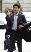 ソウル中央地裁に入る加藤達也前ソウル支局長＝韓国・ソウル（大西正純撮影）