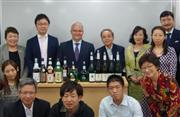 モネゴ氏（上段左から３人目）によるドイツワインと日本酒の特別セミナー参加者＝１０月１４日、東京・南青山