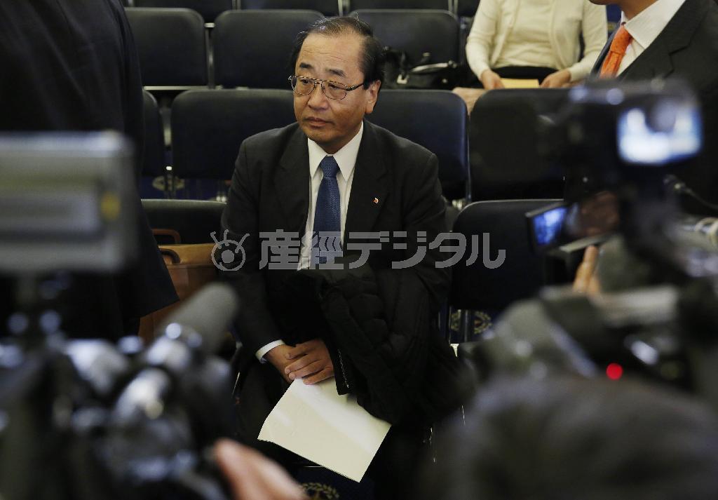 １１月２０日、首都ワシントンで開かれた米上院商業科学運輸委員会の公聴会に出席するタカタの清水博・品質保証本部シニアバイスプレジデント＝２０１４年、米国（ロイター＝共同）