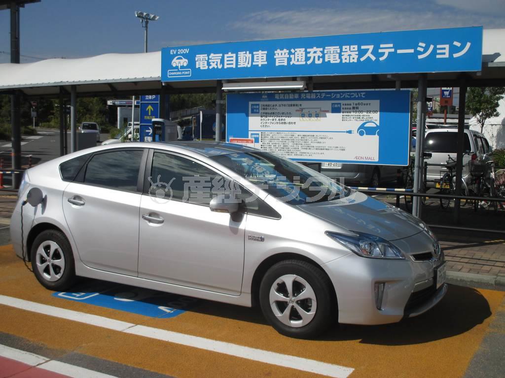 設置が進む充電スタンド＝２０１４年１０月３日（ニュースペース・コム撮影）