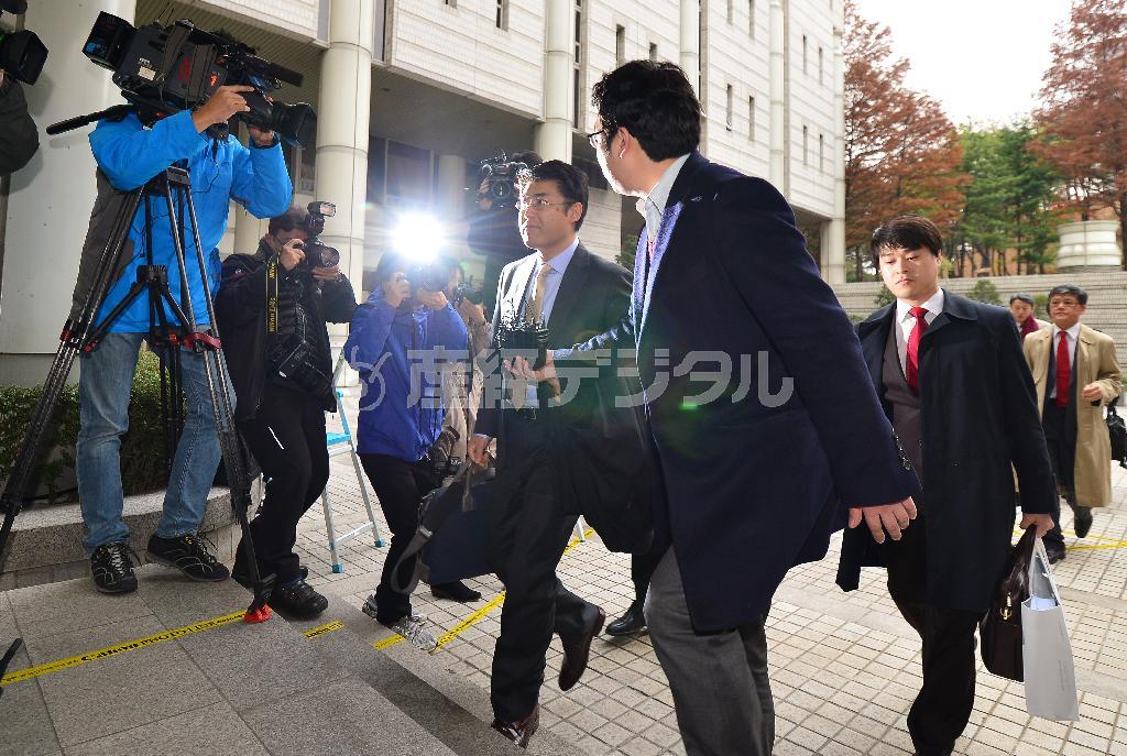 ソウル中央地裁に入る加藤達也前ソウル支局長（中央）＝２０１４年１１月２７日、韓国・首都ソウル（大西正純撮影）