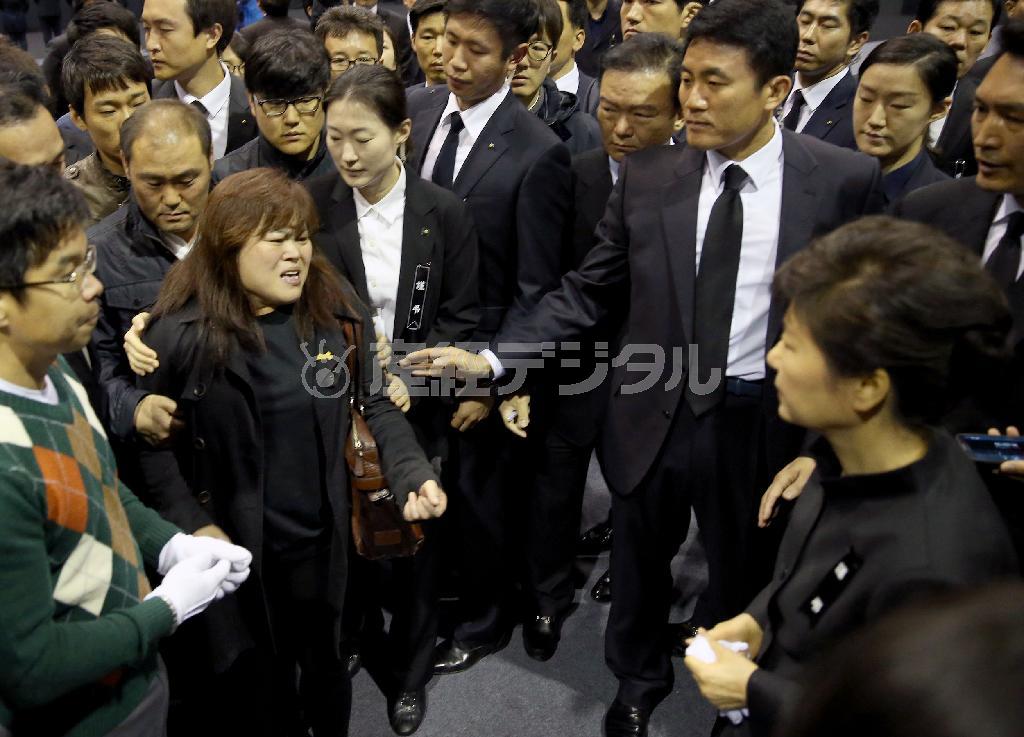 合同焼香所で、セウォル号沈没事故の犠牲者遺族に詰め寄られる韓国の朴槿恵（パク・クネ）大統領（右端）。北朝鮮は事故対応で朴政権を糾弾する世論が韓国で強まると、その尻馬に乗って非難のトーンを上げ始めた＝２０１４年４月２９日、韓国・首都ソウル郊外の安山（聯合＝共同）