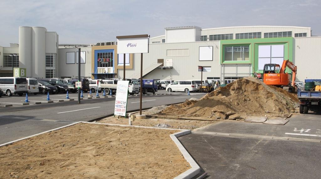 リニューアル工事が進むピエリ守山＝滋賀県守山市