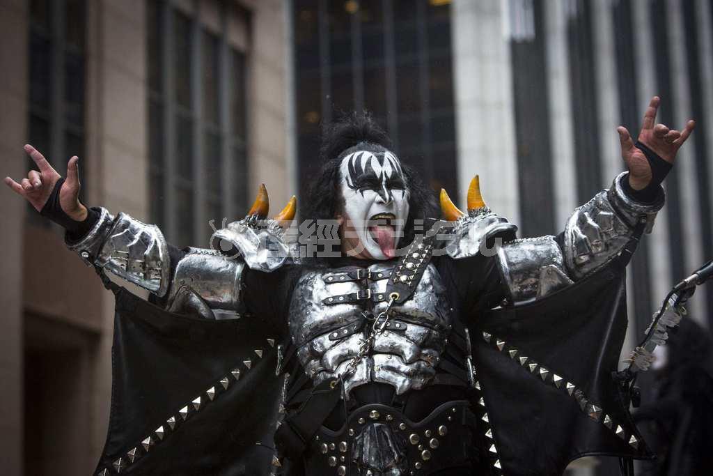 米ロックバンド「キッス」のジーン・シモンズさん＝２０１４年１１月２７日、米ニューヨーク（ロイター）