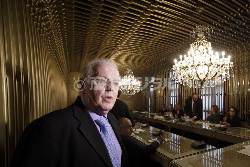 １１月２８日、「スカラ座」の記者会見場に姿を現したダニエル・バレンボイム氏。音楽監督からの退任を発表するとともに、中東和平に向けて音楽が持つ可能性を熱っぽく説いた＝２０１４年、イタリア・ミラノ（ＡＰ）