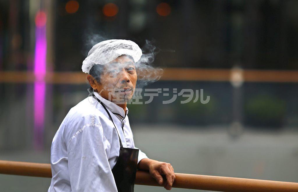 中国の喫煙人口は３億人に上ると言われる＝２０１４年１１月２５日、中国・首都北京市（ロイター）