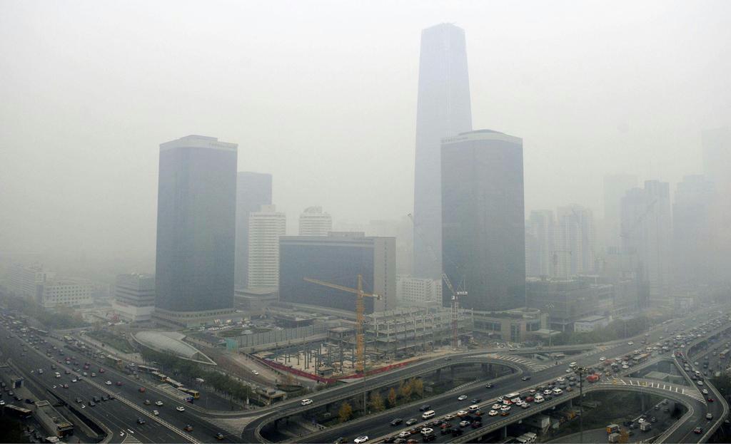 深刻な大気汚染に見舞われた北京市内。経済の「先行き」もかすむ？＝２０日（共同）
