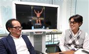 開発に携わった川越隆幸さん（左）と山本大祐さん。プロレスへの愛情が商品として結実した