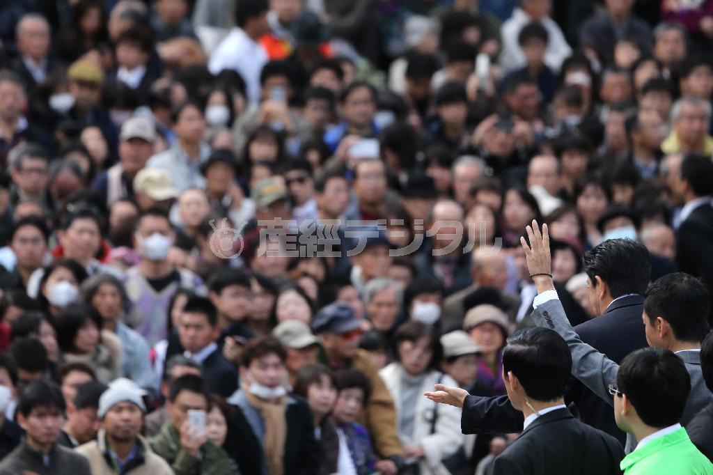 街頭演説に耳を傾ける有権者ら＝２０１４年１１月３０日、神奈川県横浜市青葉区（蔵賢斗撮影）