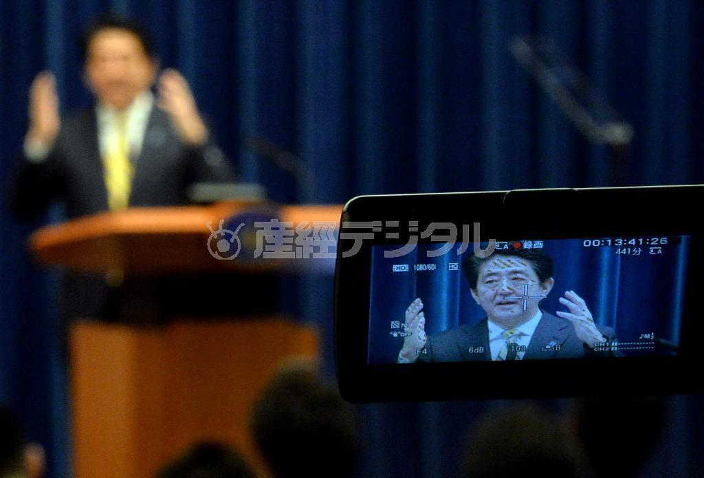 衆院解散を受けて記者会見をする安倍晋三（しんぞう）首相＝２０１４年１１月２１日、首相官邸（宮崎瑞穂撮影）