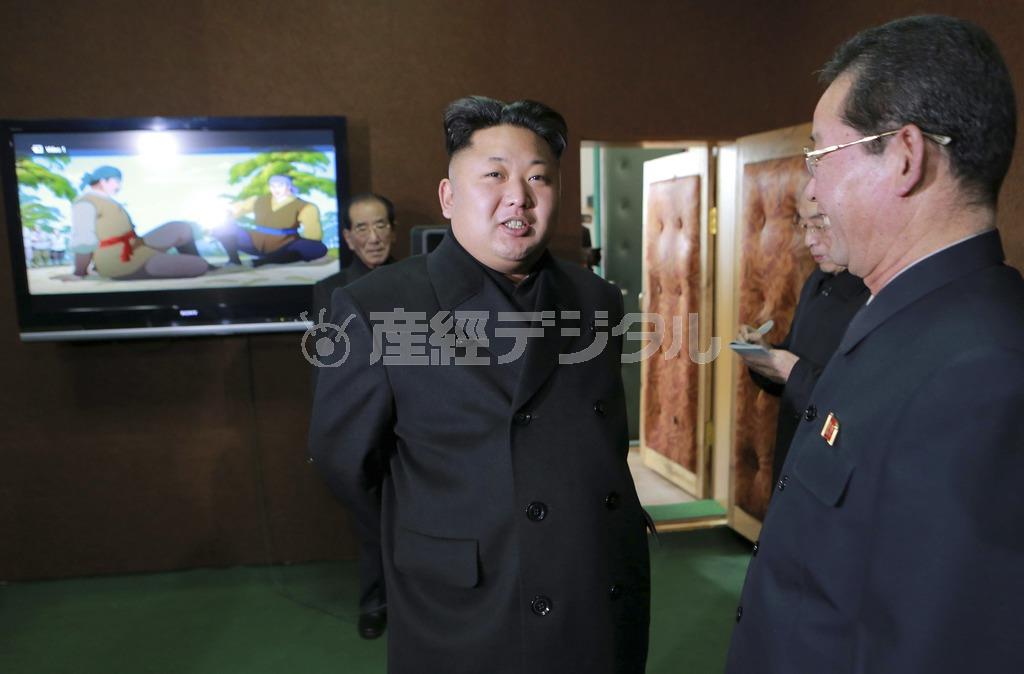 首都平壌市にあるアニメ映画の制作スタジオを視察する金正恩第１書記（中央）。米映画ファンで知られるが、自身の暗殺がテーマの映画は果たして見るのだろうか。北朝鮮国営の朝鮮中央通信が１１月２７日に配信した＝北朝鮮（ロイター）