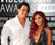 南米チリ出身のタレント、ニコル・“スヌーキ”・ポリッツィさん（右）と婚約者のジオーニ・ラバルさん＝２０１３年８月２５日、米ニューヨーク（ＡＰ）