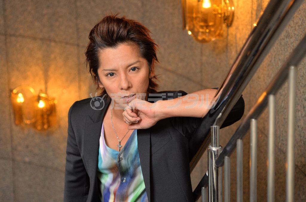 「僕が舞台の潤滑油として、旗振り役になろうと考えた」と意気込む、俳優の松岡充さん＝２０１４年１１月１２日、東京都目黒区（三尾郁恵撮影）