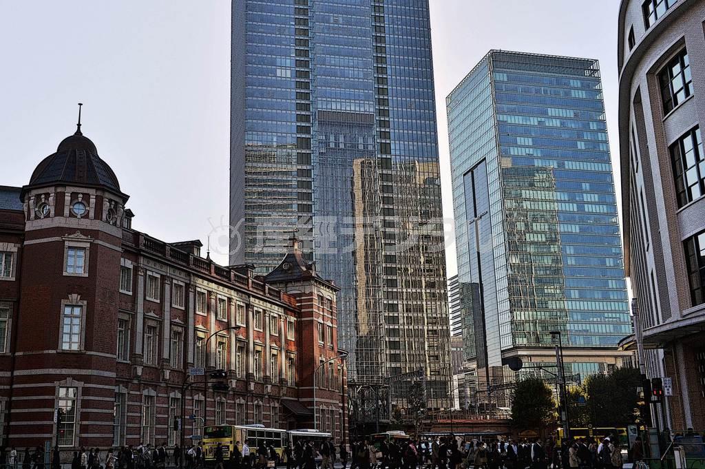 朝の東京駅。朝日を浴びたビルの姿が別のビルに写り、都会的な美しさ＝２０１４年１０月２９日、東京都千代田区（唐木英明さん撮影）