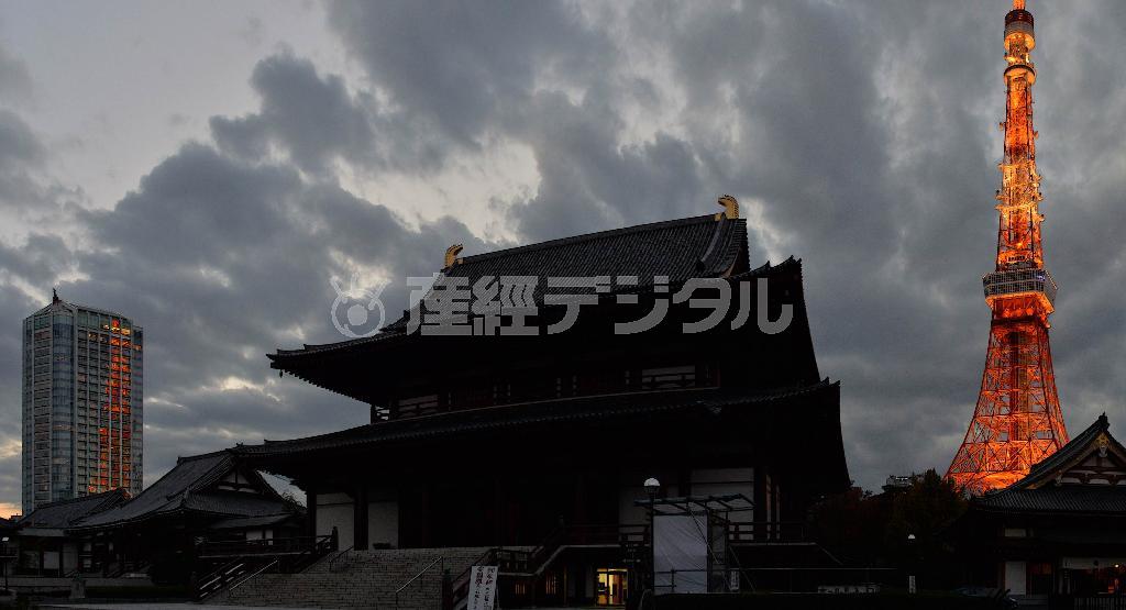 ライトアップが始まると東京タワーに目を奪われるが、ふと横を眺めると、高層ビル群に映った東京タワーもきれいだった。写真中央は増上寺＝２０１４年１１月１８日、東京都港区（唐木英明さん撮影）