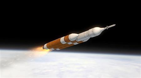 ロケットの先端に搭載されて飛ぶ、開発中の次世代宇宙船「オリオン」の想像図（ＮＡＳＡ提供・共同）