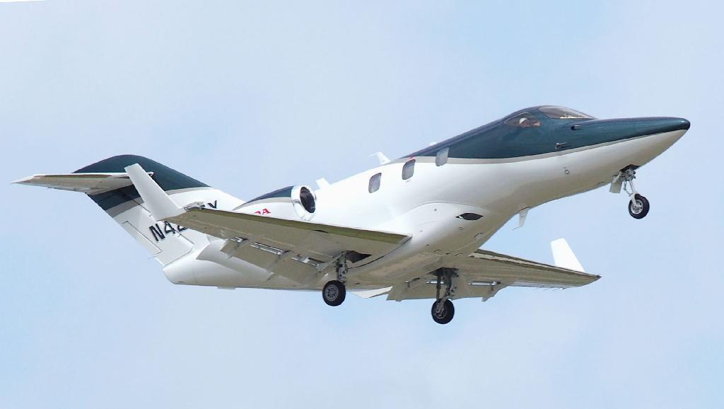 米国の航空ショーで飛行するホンダジェット＝ウィスコンシン州オシュコシュ（共同）