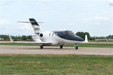 米国の航空ショーで初めて一般公開されたホンダジェット。エンジンを主翼の上に配置した斬新なデザインが特徴だ＝２０１４年７月２８日、米ウィスコンシン州オシュコシュ（共同）