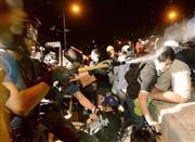 政府本部庁舎近くの幹線道で、デモ隊に催涙スプレーをかける警察の特別部隊＝２０１４年１２月１日未明、中国・香港島アドミラリティ（共同）