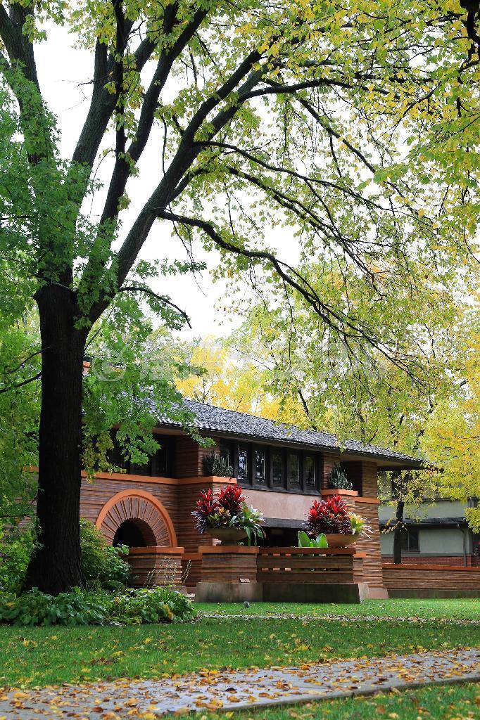 フランク・ロイド・ライトの設計の一番の特徴は、自然と調和したプレイリー・スタイル。深い庇（ひさし）や低い屋根で水平性を強調、屋内は壁を解き放ち、開放的な空間を演出している。その初期の代表作が銀行家、アーサー・Ｂ・ヒュートレイ邸宅で、１９０２年に竣工（しゅんこう）した＝２０１４年１０月１４日、米イリノイ州シカゴ郊外のオークパーク（緑川真実さん撮影）