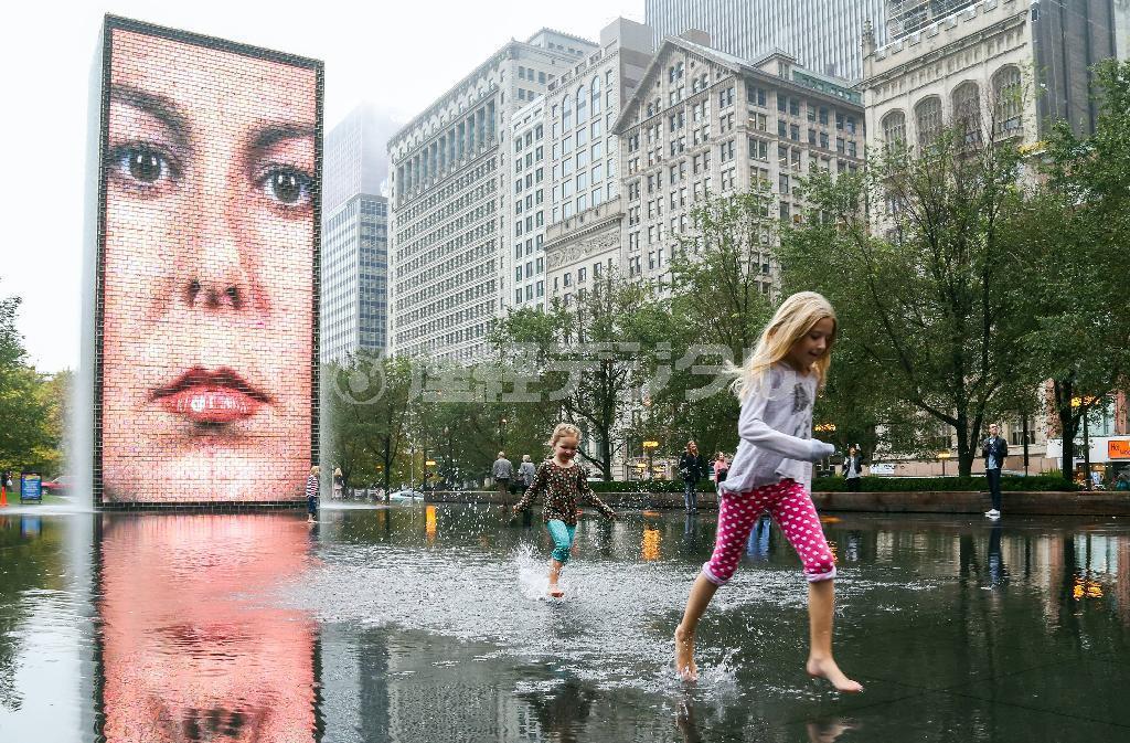 ミシガン湖沿いに位置するミレニアムパークにはさまざまな作品が展示されており、まるで一つの美術館のようだ。「クラウンファウンテン」には、約１５メートルの高さに人の顔が映し出される＝２０１４年１０月１３日、米イリノイ州シカゴ（緑川真実さん撮影）