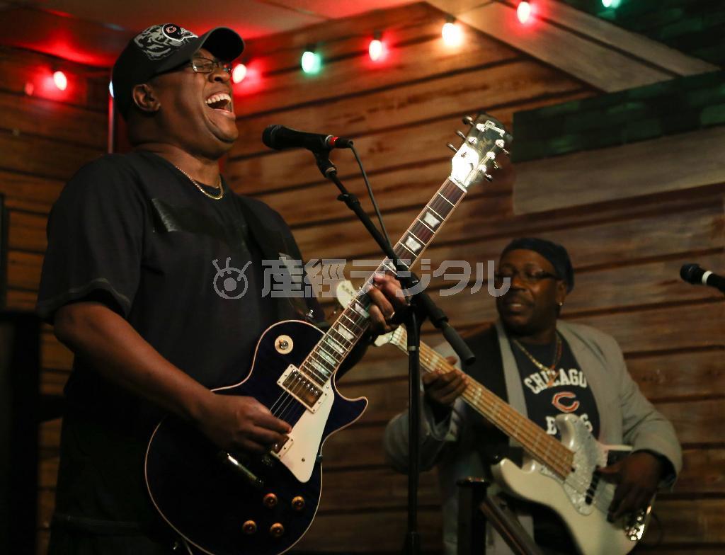 ブルースクラブ「キングストン・マインズ」では、深夜まで渋い歌声が響き、盛り上がりをみせる＝２０１４年１０月４日、米イリノイ州シカゴ（緑川真実さん撮影）