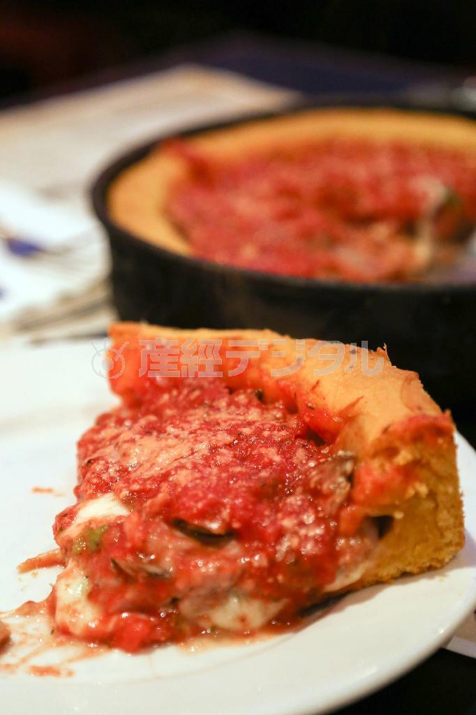 厚みがあるディープディッシュ・ピザはシカゴの名物。チーズがたっぷり入っていてボリューム満点だ＝２０１４年１０月１３日、米イリノイ州シカゴ（緑川真実さん撮影）