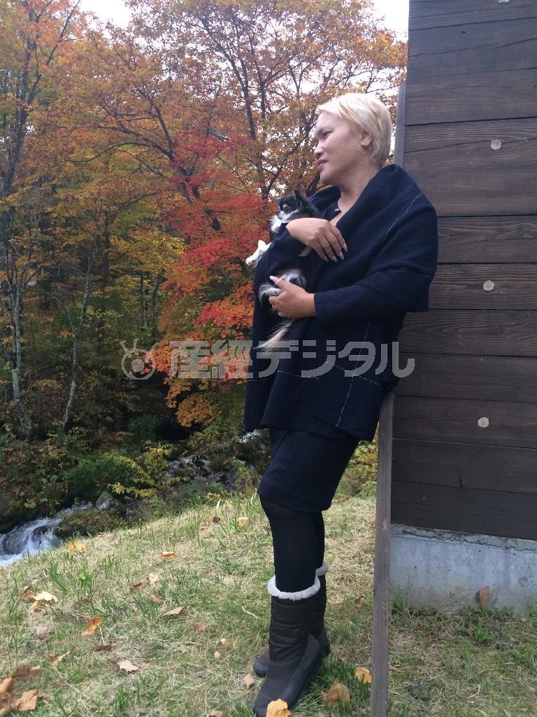 美容家のＩＫＫＯ（いっこー）さん。愛犬のペコとともに＝２０１４年１０月１２日（宮崎貢司さん撮影）