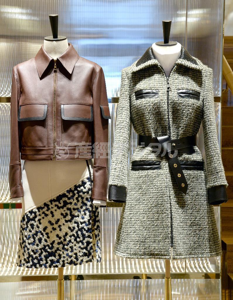 ニコラ・ジェスキエールによる２０１４－１５秋冬コレクション。左はカーフレザーのジャケット（６２万６４００円）とウール素材のスカート（２４万７３２０円）、右はウールとシルクを使ったコート（６６万４２００円）にカーフレザーのベルト（９万９３６０円）を合わせて＝２０１４年１１月１９日、東京都中央区銀座（寺河内美奈撮影）