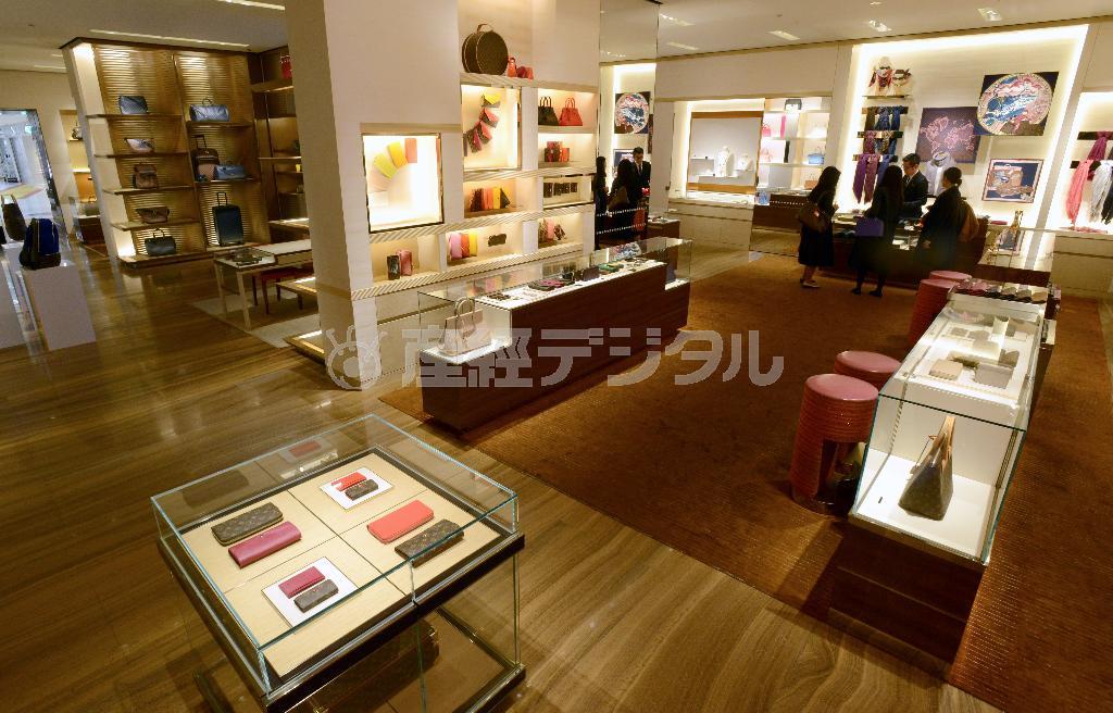 ルイ・ヴィトン＿松屋銀座店は定番のバッグや財布など小物類、コレクションの衣料まで、１階から３階まで幅広い品ぞろえを誇る。写真は１階＝２０１４年１１月１９日、東京都中央区銀座（寺河内美奈撮影）