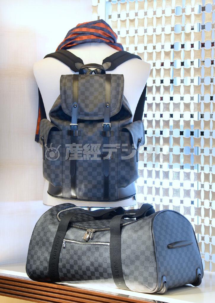 １０月に発売されたバックパック「クリストファーＰＭ」（上、３１万２１２０円）。旅行用バッグ「ネオ・エオール５５」（下、２８万９４４０円）とともにメンズ・コレクション「ダミエ・グラフィット」のシリーズ。首回りにストール（７万１２８０円）を合わせてもおしゃれ＝２０１４年１１月１９日、東京都中央区銀座（寺河内美奈撮影）