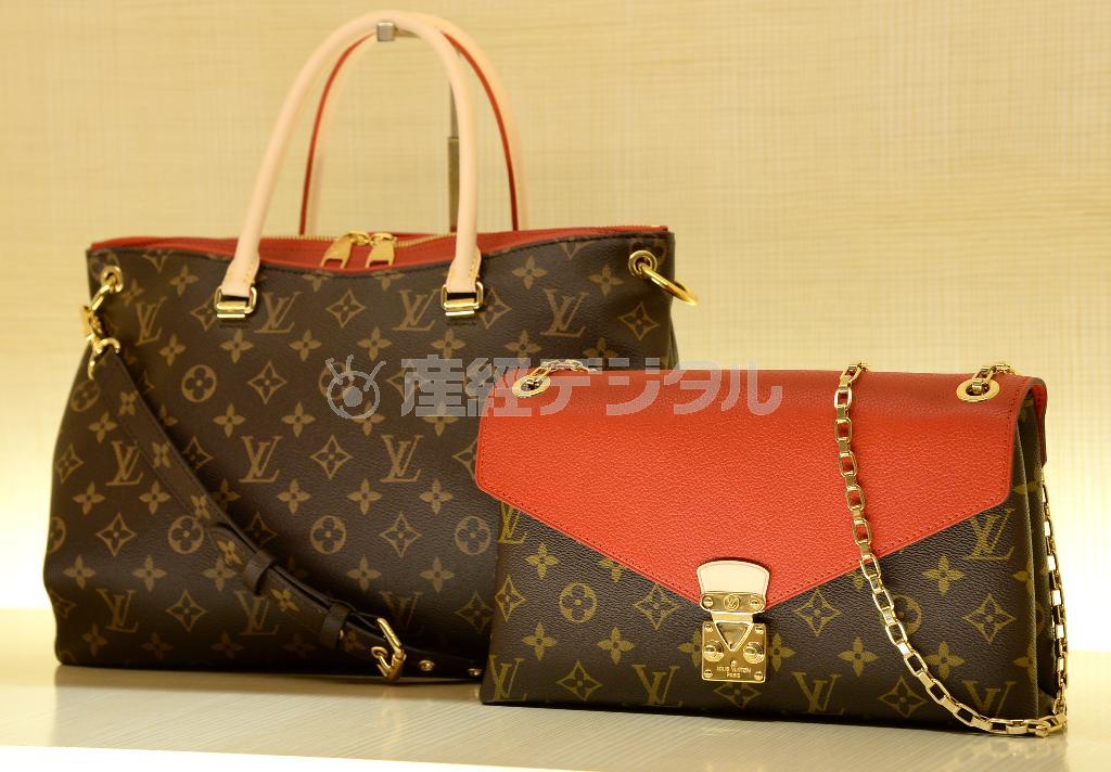 モノグラムの新作「パラス」はギリシャ神話に登場する知恵・工芸・芸術の女神パラス・アテナに由来する。カラーバリエーションが豊富で複数の持ち方が楽しめる。パラス（左、２８万８３６０円）、パラス・チェーン（右、２５万３８００円）＝２０１４年１１月１９日、東京都中央区銀座（寺河内美奈撮影）