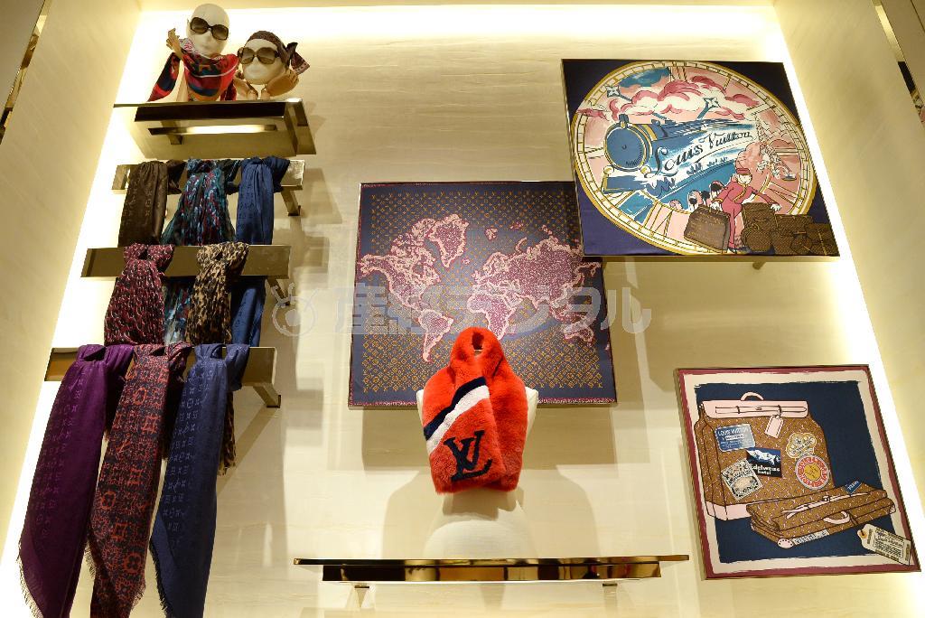 バッグにさまざまな装いにも合うショールやシルク製スカーフの数々。中段で上は「カレ＿モノグラム・マップ」（５万５０８０円）、下はラビットファーを使った「エシャルプ・レインボー＿ストライプス」（１７万４９６０円）＝２０１４年１１月１９日、東京都中央区銀座（寺河内美奈撮影）