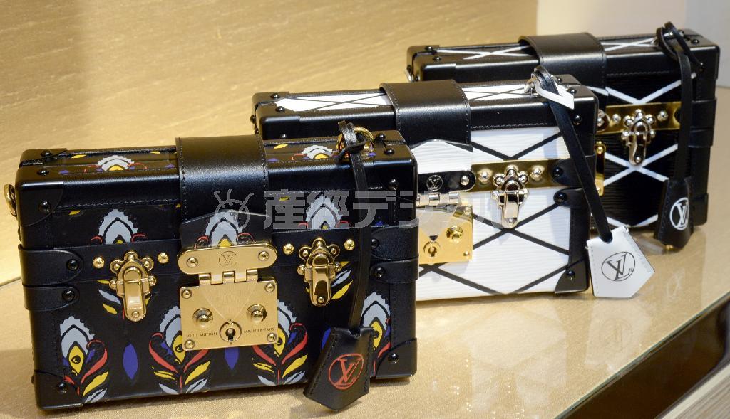 トランクをモチーフにしたクラッチバッグ「プティット・マル」（いずれも６１万５６００円）。左はラムスキンを、真ん中と右はエピ・レザーをそれぞれ使用＝２０１４年１１月１９日、東京都中央区銀座（寺河内美奈撮影）