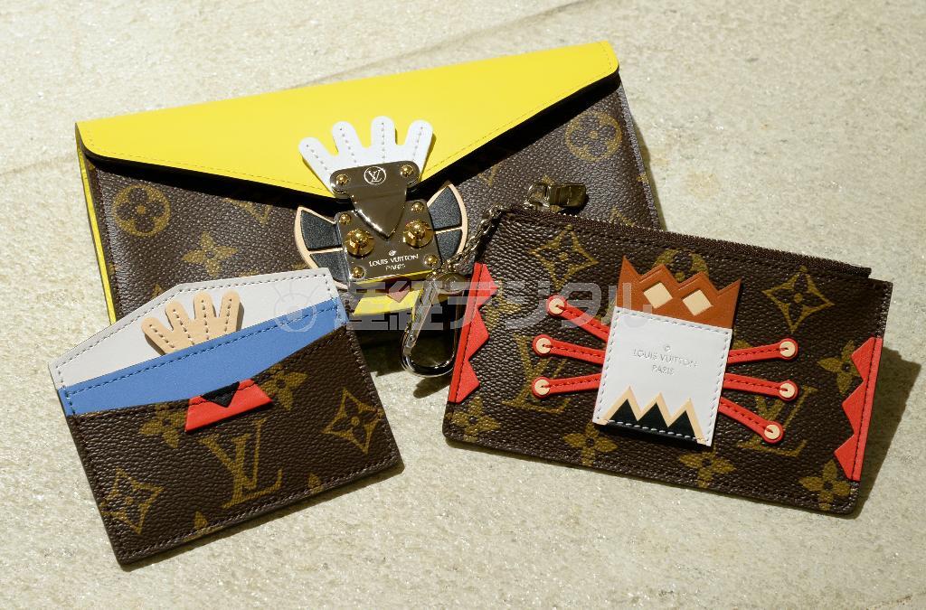 民族マスクにヒントを得た「モノグラム・マスク」の財布やカード入れのシリーズ。左から「ポルト＿カルト・サーンプル」（５万７６０円）、「ポルトフォイユ・サラ」（１４万７９６０円）、「ポシェット・クレ」（７万４５２０円）＝２０１４年１１月１９日、東京都中央区銀座（寺河内美奈撮影）