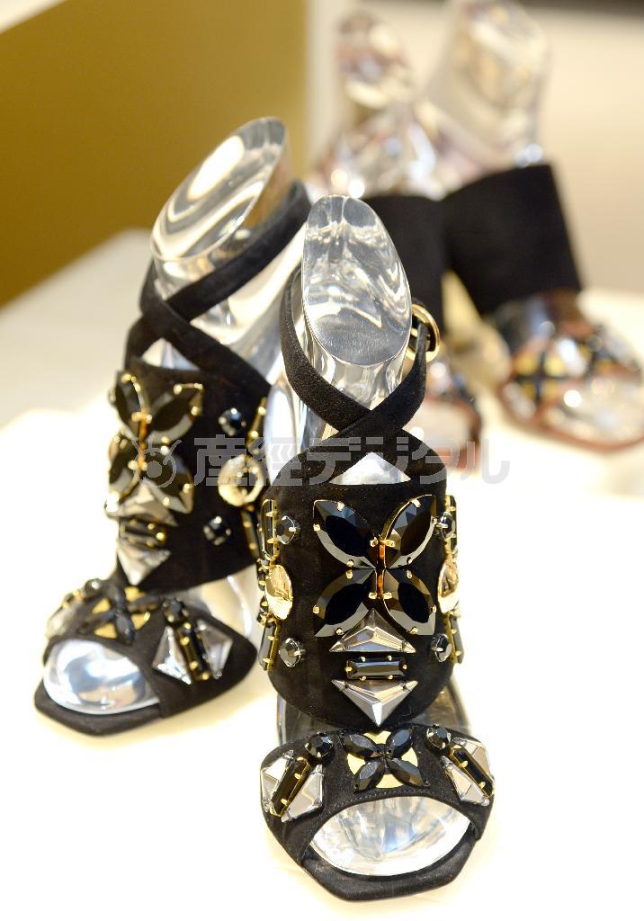 モノグラム・フラワーを用いた、キラキラ感あふれるパッチワークが鮮やかな「パリュール＿サンダル」（２２万１４００円）＝２０１４年１１月１９日、東京都中央区銀座（寺河内美奈撮影）