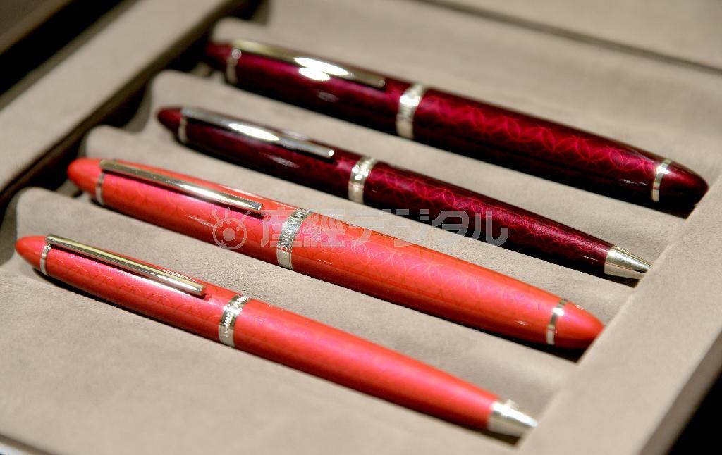 世界で３店舗しか扱いがない文具も展開。「ヴォワイヤージュ・サンティマンタル」にはモノグラムの模様が浮き彫りに。ウィメンズの新商品として登場したツイストボールペン（左端と左から３番目、７万５６００円）と万年筆（左から２番目と４番目、１１万２３２０円）＝２０１４年１１月１９日、東京都中央区銀座（寺河内美奈撮影）