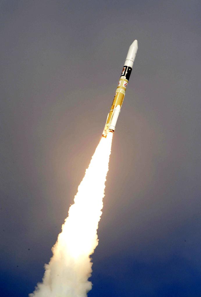 小惑星探査機「はやぶさ２」を搭載して打ち上げられるＨ２Ａロケット２６号機＝３日午後、鹿児島県南種子町（甘利慈撮影）