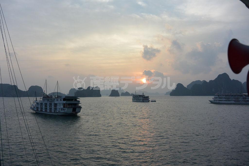 「海の桂林」と呼ばれる世界自然遺産のハロン湾で迎えた日の出＝ベトナム北部（長浜明宏撮影）