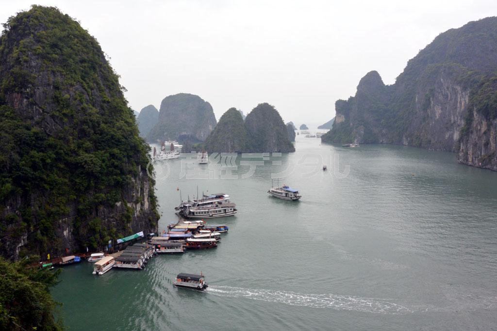 ティエンクン洞窟の出口付近から見た「海の桂林」と呼ばれるハロン湾＝ベトナム北部（長浜明宏撮影）