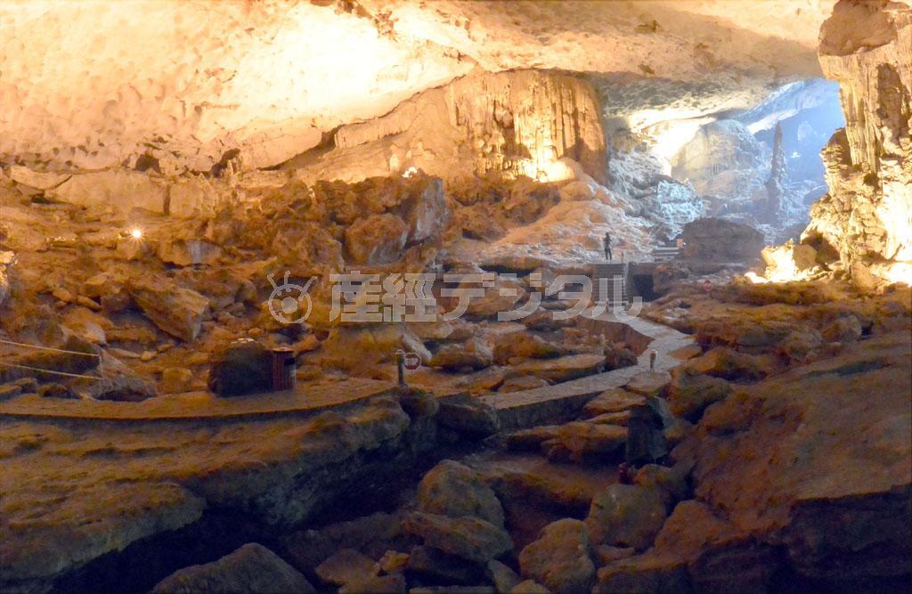 幻想的な眺めが広がるティエンクン洞窟。ハロン湾の島々には多くの鍾乳洞が存在する＝ベトナム北部（長浜明宏撮影）