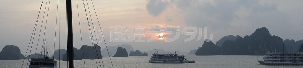 「海の桂林」と呼ばれる世界自然遺産のハロン湾で迎えた日の出＝ベトナム北部（長浜明宏撮影）