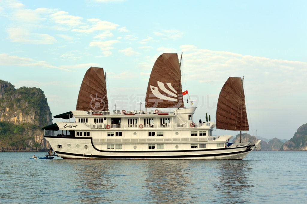 １８世紀まで海の主役だった木造帆船を模したバーヤクラシックⅡ号＝ベトナム北部のハロン湾（長浜明宏撮影）