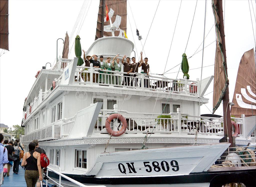 デッキに出て乗客を迎えるバーヤクラシックⅡ号のクルーたち＝ベトナム北部のハロン湾（長浜明宏撮影）