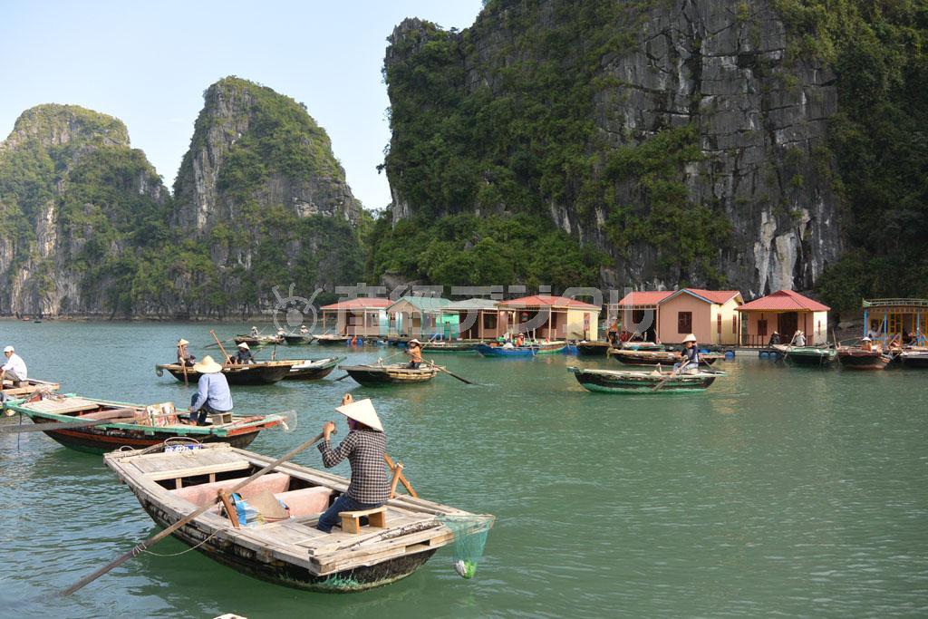 ドラム缶や発泡スチロールを土台にした水上村の家屋＝ベトナム北部のハロン湾