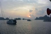 「海の桂林」と呼ばれる世界自然遺産のハロン湾で迎えた日の出＝ベトナム北部（長浜明宏撮影）