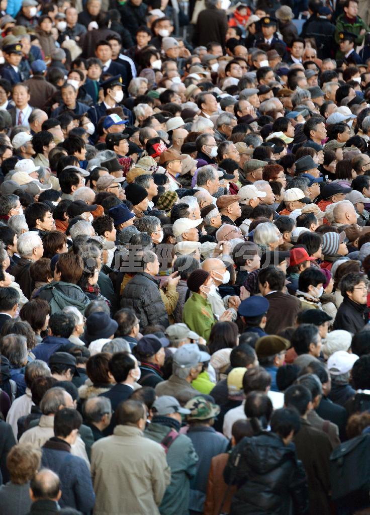 【衆院選公示】街頭演説に集まった有権者ら＝２０１４年１２月２日、東京都新宿区（共同）