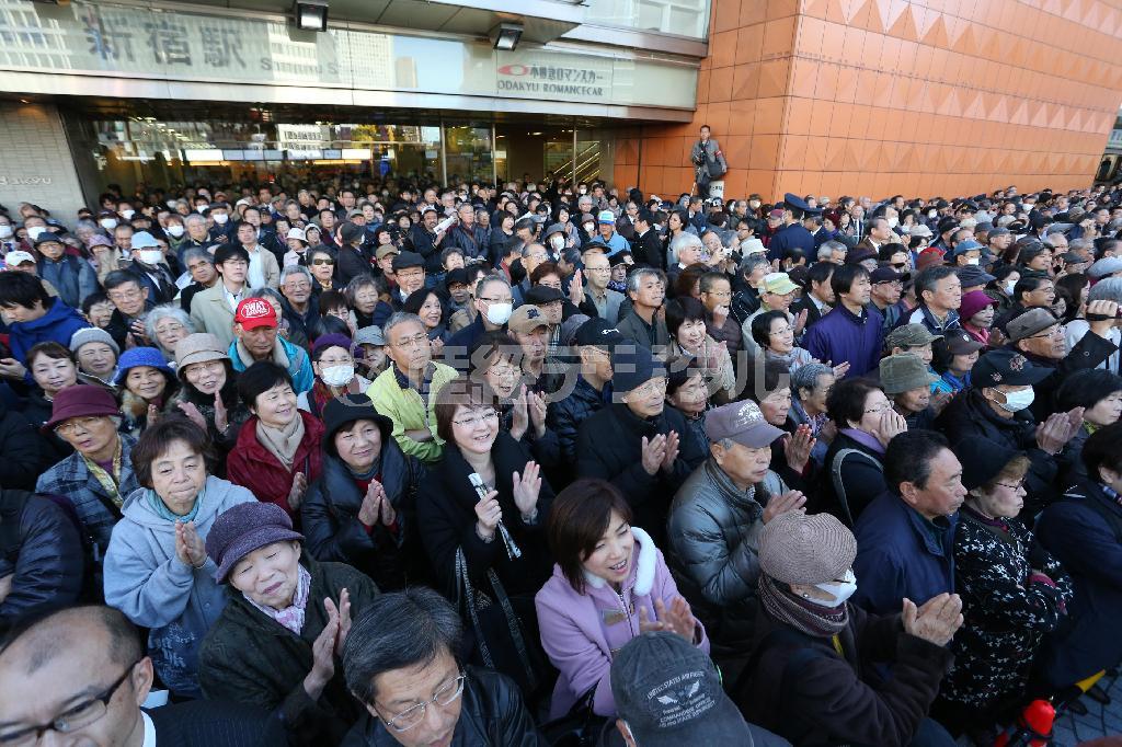 【衆院選公示】候補者の演説に多くの人が耳を傾ける。野党は「１強」に挑む＝２０１４年１２月２日、東京都新宿区（野村成次撮影）