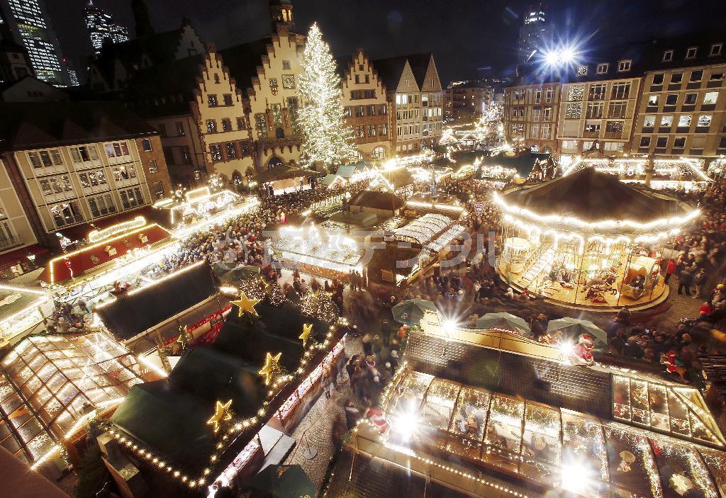 フランクフルトのレーマー広場で行われるクリスマスマーケットは、ドイツで最も古いとされるマーケットの一つ。キラキラ輝く夜の露店はまるで宝石箱のようだ。かの文豪ゲーテも楽しんだといわれる＝２０１４年１１月２６日、ドイツ・フランクフルト（ＡＰ）